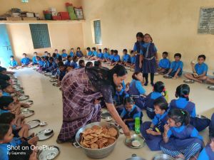  बच्चों के चेहरों पर मुस्कान, कर्मचारियों का जन्मदिन बना यादगार