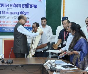  राज्यपाल रमेन डेका ने उत्कृष्ट कार्य के लिए डाइट के प्राचार्य को सम्मानित किया