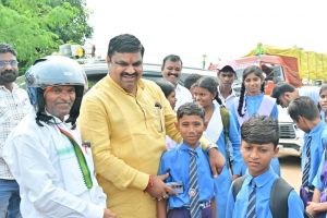 विद्यार्थियों से मिले शिक्षा मंत्री गजेन्द्र यादव, बच्चों को दिए अनुशासन की सीख विद्यार्थियों से मिले शिक्षा मंत्री गजेन्द्र यादव, बच्चों को दिए अनुशासन की सीख