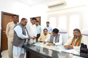 वित्त मंत्री चौधरी ने सहयोग केंद्र में कार्यकर्ताओं एवं आमजन के आवेदनों का किया निराकरण वित्त मंत्री चौधरी ने सहयोग केंद्र में कार्यकर्ताओं एवं आमजन के आवेदनों का किया निराकरण