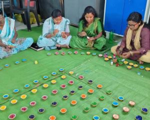  दीयों और पूजा सामग्री के बिक्री से समूह की महिलाएं हो रही समृद्ध 