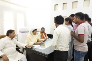  सहयोग केंद्र में मंत्री राजवाड़े ने किया कार्यकर्ताओं से संवाद