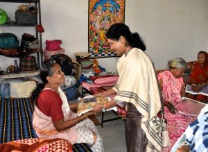 कलेक्टर श्रीमती मिश्रा ने आदमाबाद वृद्धाश्रम में पहुँचकर बुजुर्गों से की मुलाकात, दीपावली पर्व की हार्दिक बधाई एवं शुभकामनाएं दी 