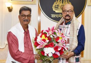 राज्यपाल रमेन डेका से छत्तीसगढ़ विधानसभा के नेता प्रतिपक्ष डॉ. महंत ने सौजन्य भेंट की