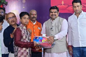 दुर्ग में विष्णु के दिया, बच्चों संग शिक्षा मंत्री गजेन्द्र यादव ने मनाई दिवाली