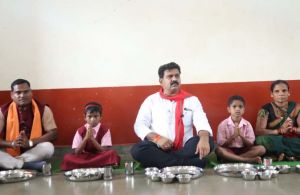  उप मुख्यमंत्री विजय शर्मा ने कच्चापाल के में बच्चों संग किया भोजन