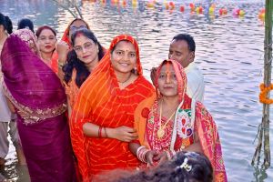 मंत्री श्रीमती लक्ष्मी राजवाड़े ने सूर्यदेव को अर्पित किया अर्घ्य मंत्री श्रीमती लक्ष्मी राजवाड़े ने सूर्यदेव को अर्पित किया अर्घ्य