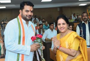 नगर निगम रायपुर की सामान्य सभा की बैठक में महापौर मीनल ने नेता प्रतिपक्ष आकाश का किया आत्मीय स्वागत 