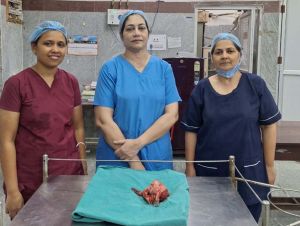  सिम्स में दोनों पैरों में पोलियो और रीढ़ में विकृति से पीड़ित महिला की सफल सर्जरी