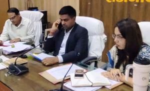  कलेक्टर ने हाई रिस्क वाली गर्भवती माता श्रीमती हेमकुमारी से फोन से बात कर स्वास्थ्य की ली जानकारी