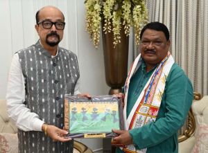  राज्यपाल रमेन डेका से जनजातीय मामलों के केन्द्रीय मंत्री ओराम नेे सौजन्य भेंट की 