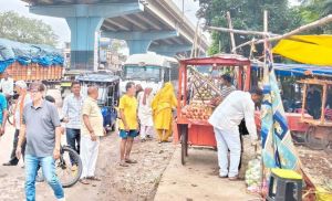  अवैध एवं अस्थायी फल ठेला संचालको पर निगम ने की  कार्यवाही