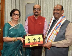 राज्यपाल रमेन डेका ने लोकसभा अध्यक्ष श्री बिड़ला को स्मृति चिन्ह भेंट किया राज्यपाल रमेन डेका ने लोकसभा अध्यक्ष श्री बिड़ला को स्मृति चिन्ह भेंट किया