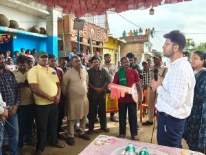  लवनबंद में ग्रामीणों के बीच पहुंचे कलेक्टर दीपक सोनी