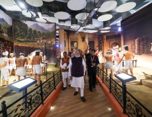  प्रधानमंत्री नरेंद्र मोदी ने शहीद वीर नारायण सिंह स्मारक सह जनजातीय स्वतंत्रता संग्राम सेनानी संग्रहालय का किया लोकार्पण