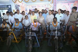 केंद्रीय राज्यमंत्री तोखन साहू ने दिव्यांगजनों को दिए ट्रायसायकल एवं व्हीलचेयर केंद्रीय राज्यमंत्री तोखन साहू ने दिव्यांगजनों को दिए ट्रायसायकल एवं व्हीलचेयर