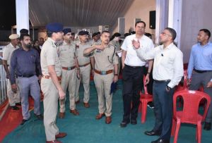 उपराष्ट्रपति के राजनांदगांव प्रवास के मद्देनजर संभागायुक्त एवं पुलिस महानिरीक्षक ने कार्यक्रम स्थल का जायजा लिया उपराष्ट्रपति के राजनांदगांव प्रवास के मद्देनजर संभागायुक्त एवं पुलिस महानिरीक्षक ने कार्यक्रम स्थल का जायजा लिया