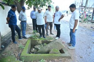 निगम आयुक्त ने विकास कार्यों का किया निरीक्षण निगम आयुक्त ने विकास कार्यों का किया निरीक्षण