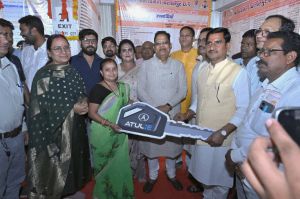 केंद्रीय राज्यमंत्री तोखन साहू ने बांटी खुशियों की चाबी केंद्रीय राज्यमंत्री तोखन साहू ने बांटी खुशियों की चाबी