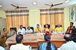 रायपुर शहर की सफाई व्यवस्था सुधारने महापौर मीनल चौबे पार्षदों सहित फील्ड में उतरेंगी रायपुर शहर की सफाई व्यवस्था सुधारने महापौर मीनल चौबे पार्षदों सहित फील्ड में उतरेंगी