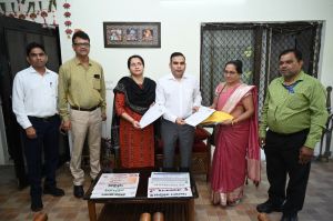 बीएलओ घर-घर जाकर दे रहे गणना प्रपत्र बीएलओ घर-घर जाकर दे रहे गणना प्रपत्र