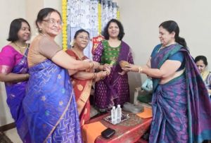 महिलाओं ने आंखें बंदकर एक विशिष्ट स्थान पर रखा दीपक महिलाओं ने आंखें बंदकर एक विशिष्ट स्थान पर रखा दीपक