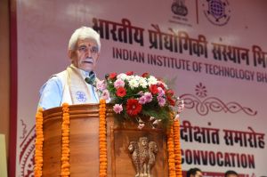 विद्यार्थी जोखिम उठाएं, नवाचार करें और जीवन को साहसिक यात्रा बनाएं: मनोज सिन्हा विद्यार्थी जोखिम उठाएं, नवाचार करें और जीवन को साहसिक यात्रा बनाएं: मनोज सिन्हा