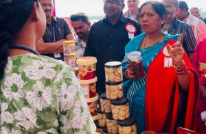 जशपुर में चमका कोरिया का ‘अमृत ब्रांड’ : बिहान की दीदियों के हुनर ने जीता लोगों का दिल, बिक्री ने बढ़ाया आत्मविश्वास जशपुर में चमका कोरिया का ‘अमृत ब्रांड’ : बिहान की दीदियों के हुनर ने जीता लोगों का दिल, बिक्री ने बढ़ाया आत्मविश्वास