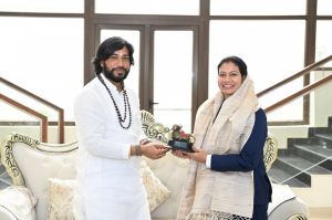 भारतीय महिला क्रिकेट टीम की फिजियोथैरेपिस्ट आकांक्षा सत्यवंशी ने की मंत्री गुरु खुशवंत साहेब से सौजन्य भेंट भारतीय महिला क्रिकेट टीम की फिजियोथैरेपिस्ट आकांक्षा सत्यवंशी ने की मंत्री गुरु खुशवंत साहेब से सौजन्य भेंट