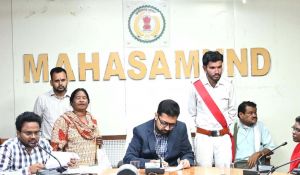  कलेक्टर श्री लंगेह ने जन चौपाल में सुनी लोगों की समस्याएं