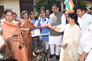  स्कूल शिक्षा मंत्री गजेन्द्र यादव ने छात्राओं को किया सायकल वितरण
