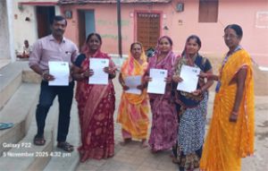  घर-घर पहुंचकर बीएलओ द्वारा मतदाताओं को गणना प्रपत्र का वितरण