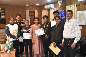 कलेक्टर श्रीमती मिश्रा ने अंतर महाविद्यालय प्रतियोगिता अंतर्गत वेटलिफ्टिंग में विजेता खिलाड़ियों को किया सम्मानित कलेक्टर श्रीमती मिश्रा ने अंतर महाविद्यालय प्रतियोगिता अंतर्गत वेटलिफ्टिंग में विजेता खिलाड़ियों को किया सम्मानित