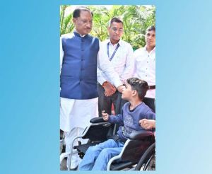 पैरों से चित्र उकेरने वाली पूनम बिटिया के जीवन में मुख्यमंत्री ने भरी नई उम्मीद पैरों से चित्र उकेरने वाली पूनम बिटिया के जीवन में मुख्यमंत्री ने भरी नई उम्मीद