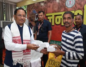 मुख्यमंत्री ने समझी पीड़ा, तुरंत बढ़ाया कदम - रमन निर्मलकर को सौंपा श्रवण यंत्र मुख्यमंत्री ने समझी पीड़ा, तुरंत बढ़ाया कदम - रमन निर्मलकर को सौंपा श्रवण यंत्र