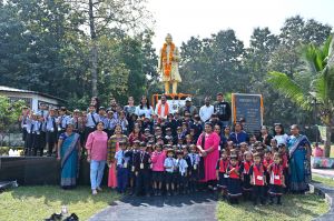 भारत गणराज्य के प्रथम प्रधानमंत्री पण्डित जवाहर लाल नेहरू का 140वीं जयन्ती पर नन्हे- मुन्ने स्कूली बच्चों ने गाँधी - नेहरू उद्यान स्थित प्रतिमा स्थल के समक्ष पहुंचकर किया नमन भारत गणराज्य के प्रथम प्रधानमंत्री पण्डित जवाहर लाल नेहरू का 140वीं जयन्ती पर नन्हे- मुन्ने स्कूली बच्चों ने गाँधी - नेहरू उद्यान स्थित प्रतिमा स्थल के समक्ष पहुंचकर किया नमन