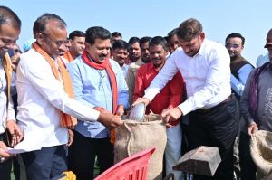  उपमुख्यमंत्री विजय शर्मा ने महराजपुर से धान खरीदी का किया शुभारंभ