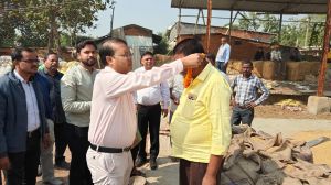  देवरघटा धान उपार्जन केन्द्र पहुंचकर किसान को माला पहनाकर कलेक्टर ने धान खरीदी कार्य का किया शुभारंभ