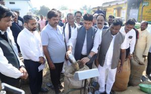  मंत्री  टंकराम वर्मा ने मालगांव खरीदी केन्द्र में धान खरीदी का किया शुभारंभ