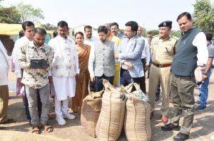  जिले के प्रभारी सचिव श्री सोनमणि बोरा ने धान उपार्जन केंद्रों में व्यवस्था का जायजा लिया