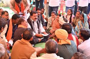 उपमुख्यमंत्री ने जनचौपाल में ग्रामीणों के संग बैठ की ग्राम के विकास पर चर्चा उपमुख्यमंत्री ने जनचौपाल में ग्रामीणों के संग बैठ की ग्राम के विकास पर चर्चा