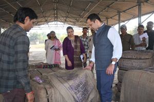 बलौदाबाजार जिले के प्रभारी सचिव ने धान खरीदी केंद्रों का किया औचक निरीक्षण बलौदाबाजार जिले के प्रभारी सचिव ने धान खरीदी केंद्रों का किया औचक निरीक्षण