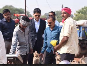 प्रभारी सचिव अविनाश चंपावत ने राजनांदगांव जिले में धान खरीदी कार्य का किया निरीक्षण प्रभारी सचिव अविनाश चंपावत ने राजनांदगांव जिले में धान खरीदी कार्य का किया निरीक्षण