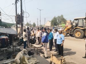 निगम ने आवागमन बाधित करने वाले अवैध दुकान को किया बेदखल निगम ने आवागमन बाधित करने वाले अवैध दुकान को किया बेदखल