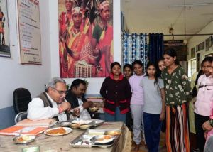 खाद्य आयोग के अध्यक्ष संदीप शर्मा ने आश्रम-छात्रावास, आंगनबाड़ी केन्द्रों, शासकीय उचित मूल्य दुकानों एवं विद्यालयों का किया निरीक्षण खाद्य आयोग के अध्यक्ष संदीप शर्मा ने आश्रम-छात्रावास, आंगनबाड़ी केन्द्रों, शासकीय उचित मूल्य दुकानों एवं विद्यालयों का किया निरीक्षण