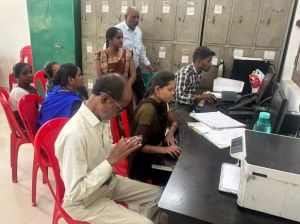 मतदाताओं को बीएलओ के माध्यम से घर-घर जाकर किया जा रहा गणना पत्रक का वितरण मतदाताओं को बीएलओ के माध्यम से घर-घर जाकर किया जा रहा गणना पत्रक का वितरण