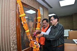 शहीद पायलट अरुण केशव सप्रे को पुण्यतिथि पर नगर निगम ने किया सादर नमन शहीद पायलट अरुण केशव सप्रे को पुण्यतिथि पर नगर निगम ने किया सादर नमन