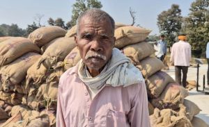 अम्बागढ़ चौकी के कलकसा के किसान धनेश राम ने स्वयं के मोबाइल से कटा टोकन, जताई खुशी अम्बागढ़ चौकी के कलकसा के किसान धनेश राम ने स्वयं के मोबाइल से कटा टोकन, जताई खुशी