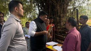 कलेक्टर दुदावत का दूरस्थ ग्रामों का दौरा, एसआईआर गणना कार्य में तेजी के निर्देश कलेक्टर दुदावत का दूरस्थ ग्रामों का दौरा, एसआईआर गणना कार्य में तेजी के निर्देश