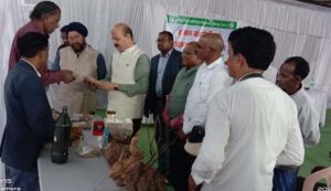  कुलपति  ने किया कृषि विज्ञान केंद्र, बस्तर का भ्रमण एवं कृषकों का किया मार्गदर्शन